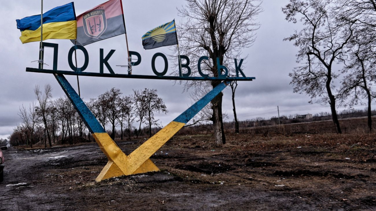 Вагітна жінка на велосипеді тікала з Покровська під обстрілами: як її врятували військові
