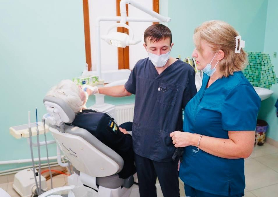 Стоматологія з Покровська в евакуації: головне про роботу відділень і безоплатні послуги
