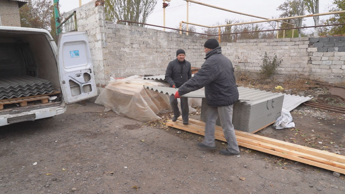 В Покровській громаді комунальники лагодять будинки після обстрілів - як працюють