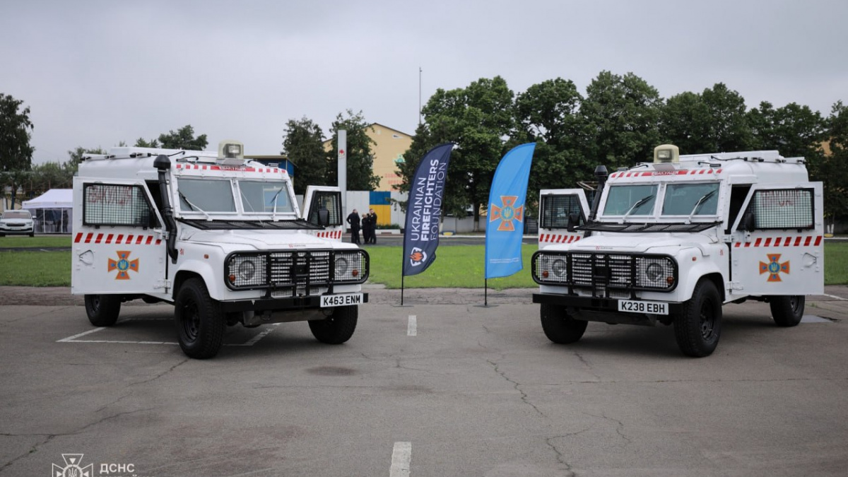 Рятувальники Донеччини отримали броньовані Land Rover від благодійників