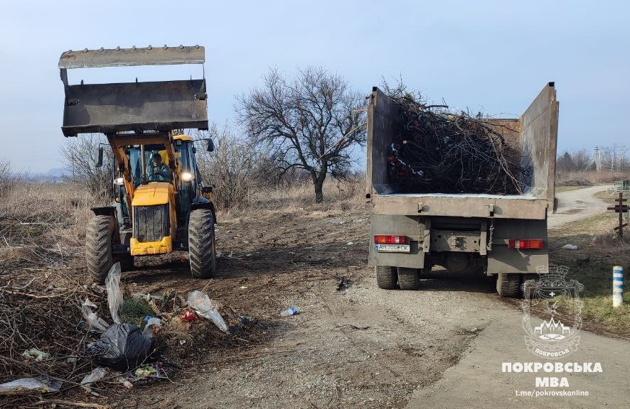 У Покровській громаді прибирають кладовища