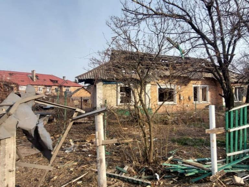 По Новогродівці вдарили бомбою: є жертви та руйнування