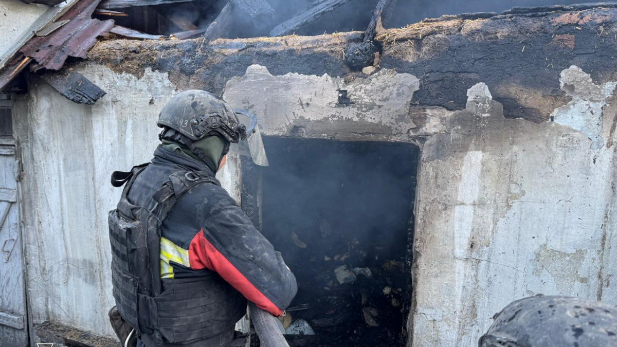 У Покровську внаслідок обстрілів горіли будинки - ДСНС