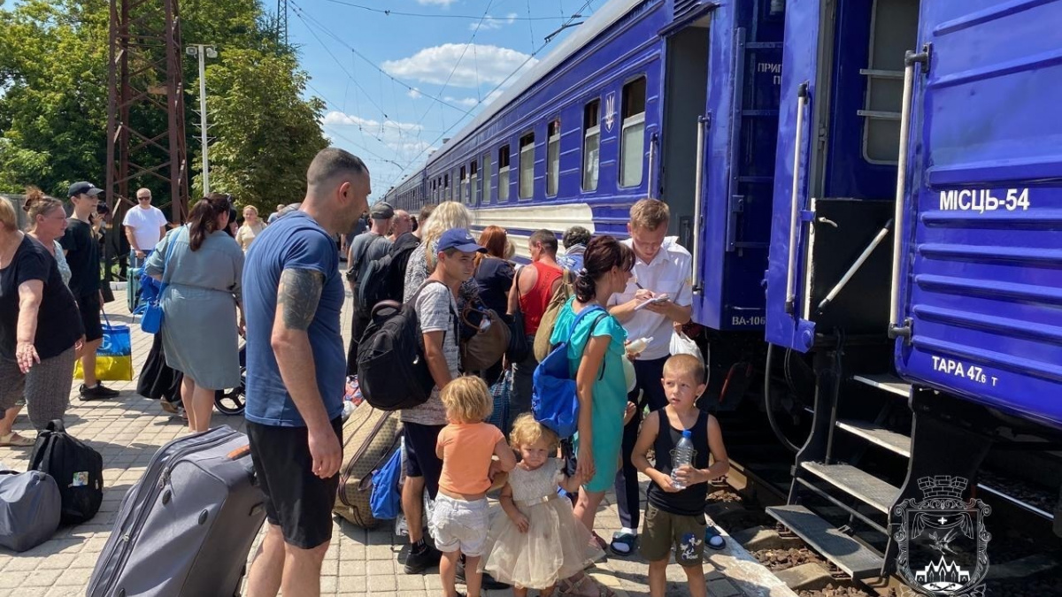 98 жителів Донеччини, включно з 29 дітьми, евакуювались на захід України