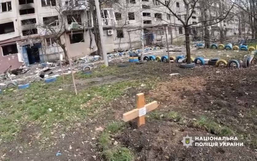 У Покровську людей ховають на дитячих майданчиках: в поліції показали розбите місто і евакуацію з нього (відео)