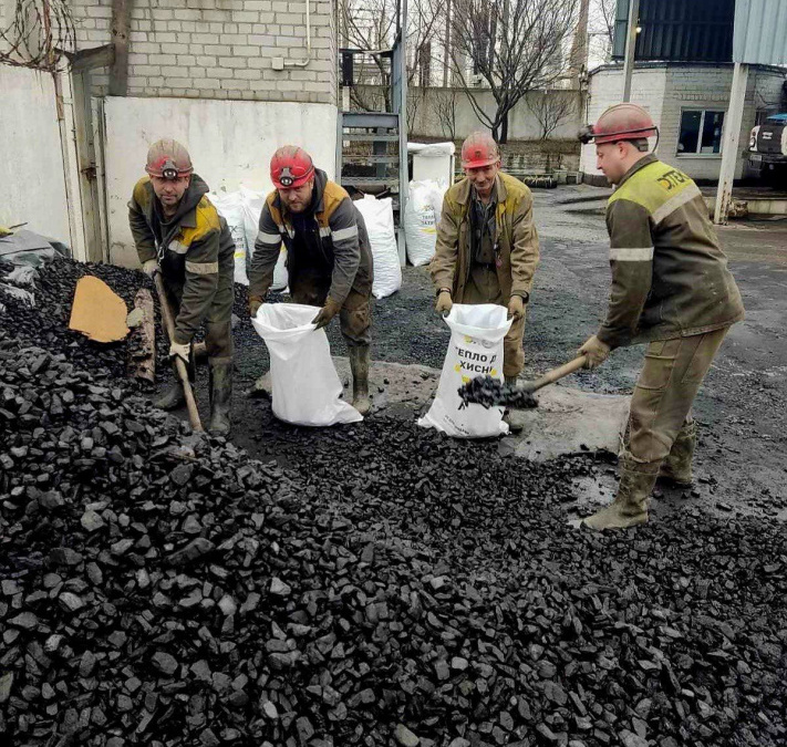 Шахтарі ДТЕК забезпечили українських військових вугіллям для обігріву