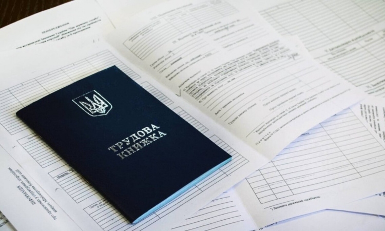 Пенсійний стаж можна буде підтвердити без трудової книжки: що потрібно знати
