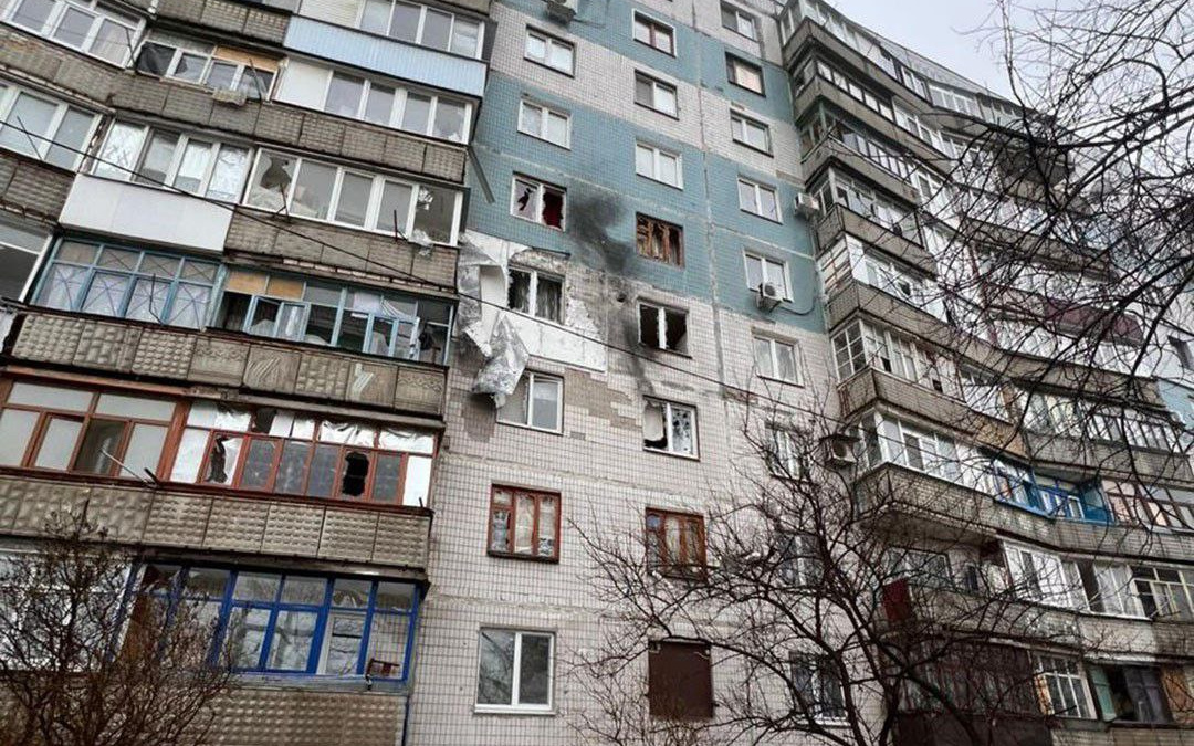 Удар по мирних містах Донеччини: росіяни поранили цивільних і зруйнували десятки будинків