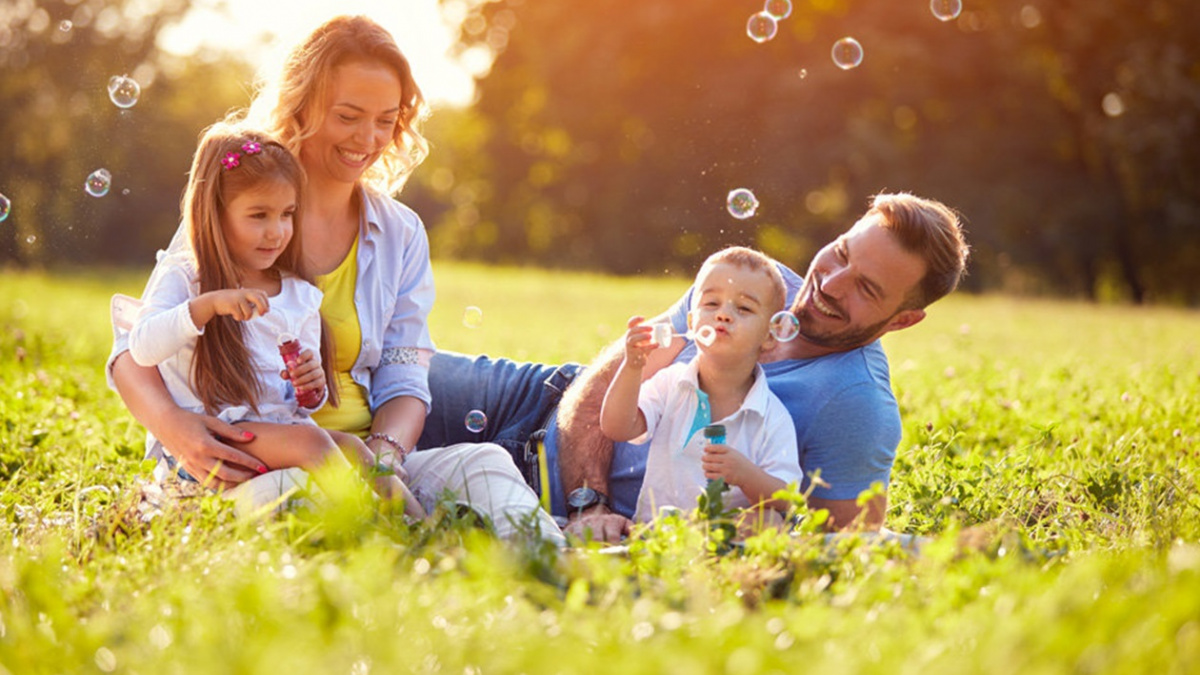 8 та 12 тисяч гривень щомісяця для батьків: хто має право на нову допомогу і як її отримати