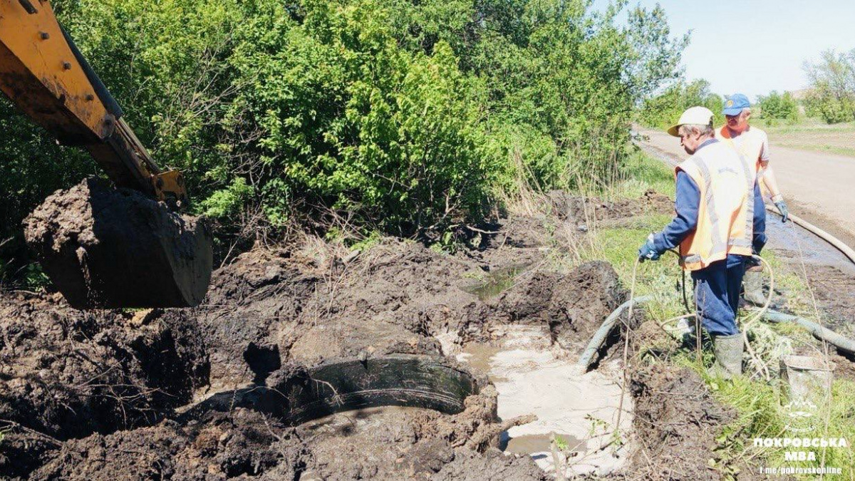 У Покровській ТГ комунальники ремонтують колектори: як працюють