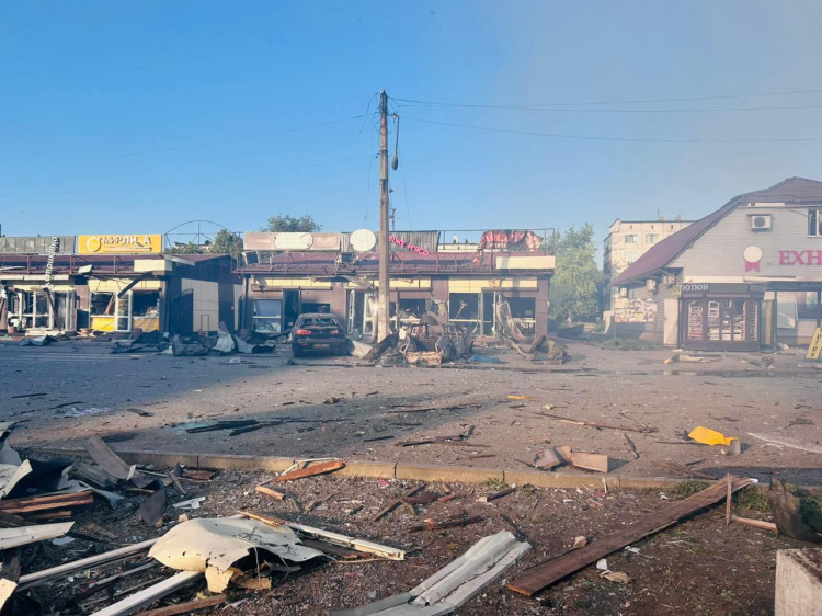 Росія вдарила керованою бомбою по центру Добропілля: четверо загиблих і десятки поранених