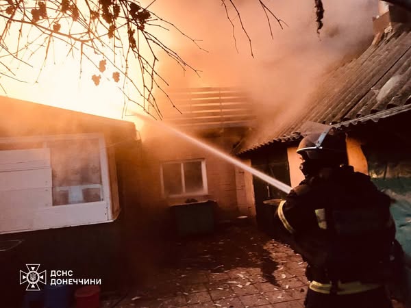 У Добропіллі горів житловий будинок - чи є постраждалі