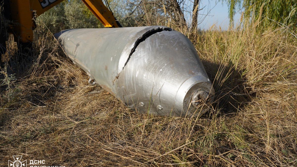 Жителі Покровського району знайшли півторатонну бомбу - що відомо