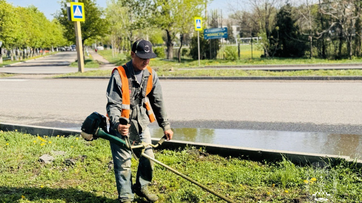 В Покровській громаді стартував сезон покосу трави: де працюють комунальники