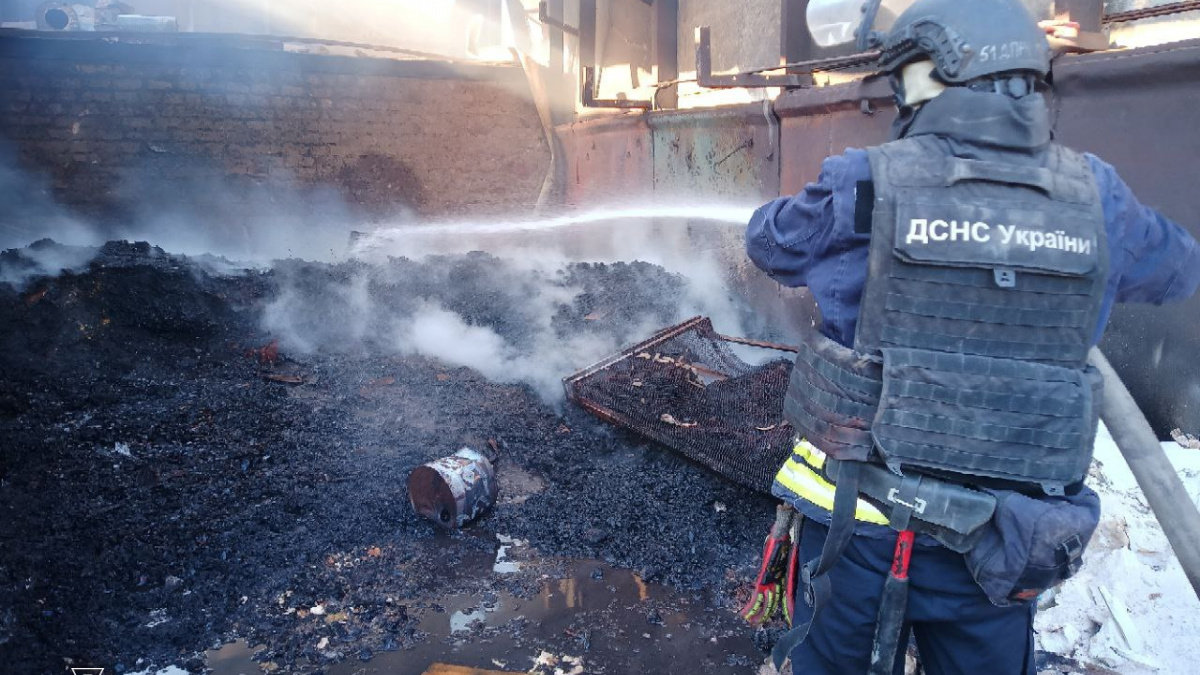 Обстріл спричинив пожежу в Гришиному: рятувальники ліквідували вогонь