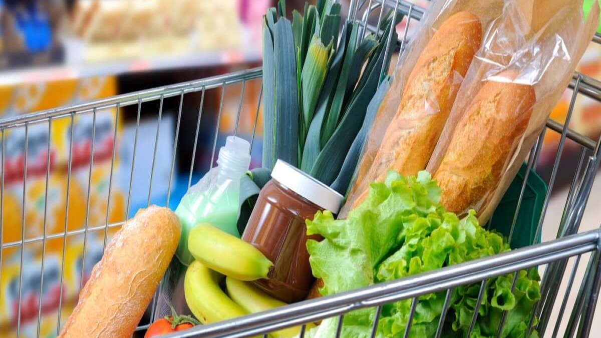 Ціни в Україні різко зросли: Держстат назвав товари, які подорожчали найбільше