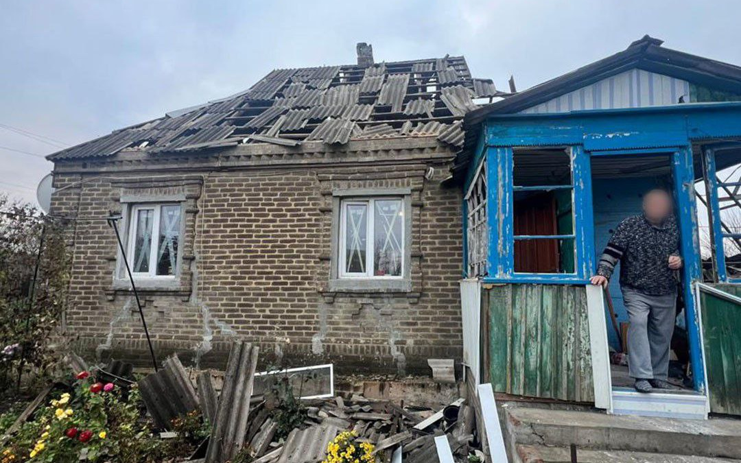 Троє поранених і сотні атак: росія артує Донеччину дронами, бомбами та "Геранями"