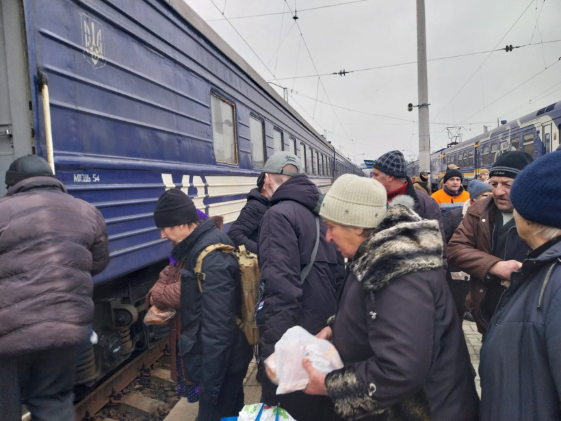 Жителі Донеччини на евакуаційному потязі вирушили на Прикарпаття - які умови