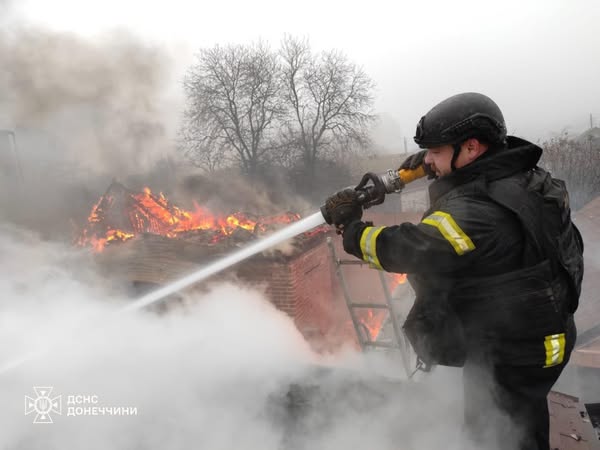 Пожежа у Покровську - рятувальники приборкали вогонь під обстрілами