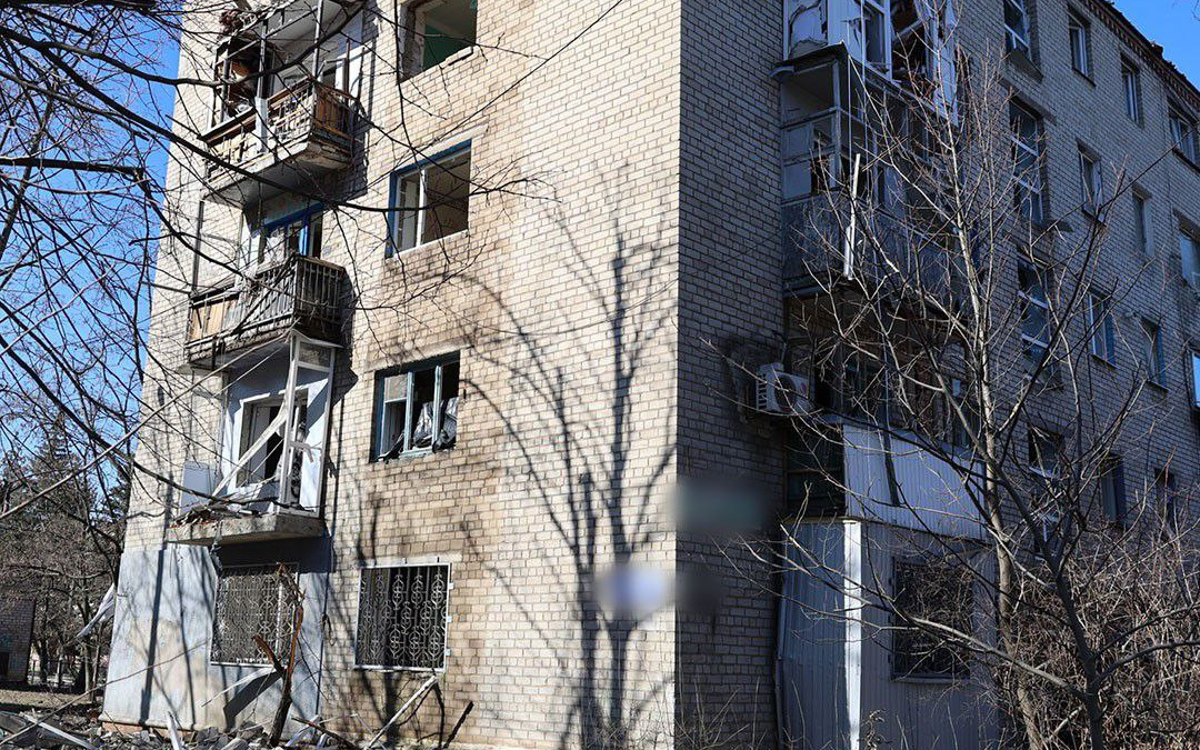 Росіяни масовано обстріляли Донеччину: є поранена, десятки пошкоджених будівель