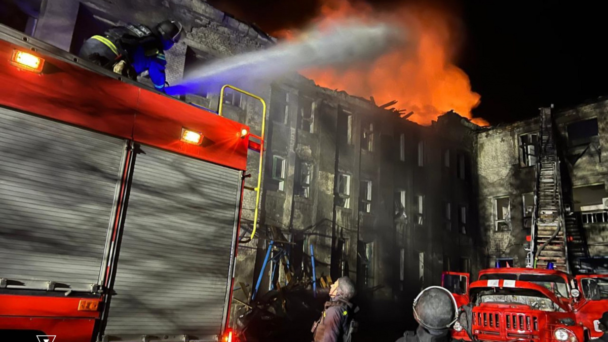 Обстріл в Покровському районі - як рятувальники 6 годин гасили пожежу