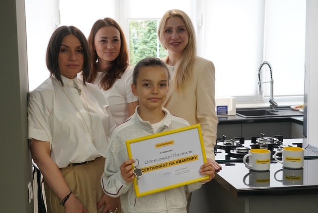 Нове житло для нових мрій: Олександра Паскаль, яка втратила ногу через обстріл Затоки, отримала квартиру від Ріната Ахметова