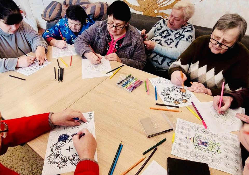 Психологічне відновлення в евакуації: як покровчани у Кропивницькому долають стрес за допомогою арттерапії