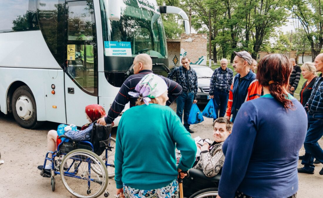 Евакуація Донеччини: чому понад тисячу людей із обмеженими можливостями лишаються на небезпечних територіях