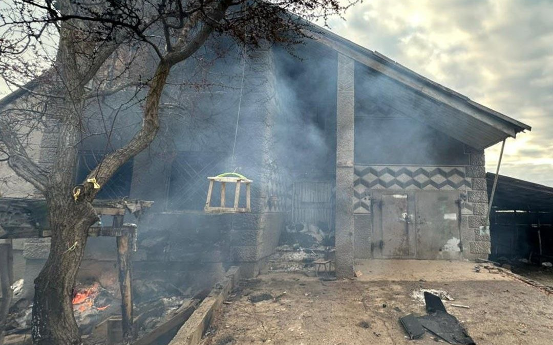 РФ вбила людину на Донеччині: під обстрілами авто і житло