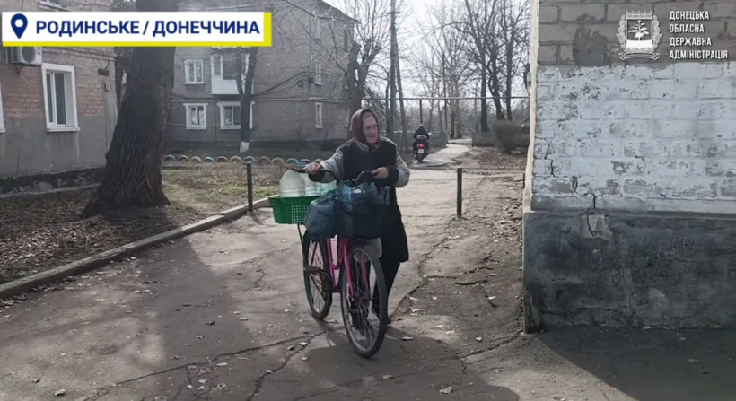 Життя за 12 кілометрів від фронту: скільки людей залишається у Родинському