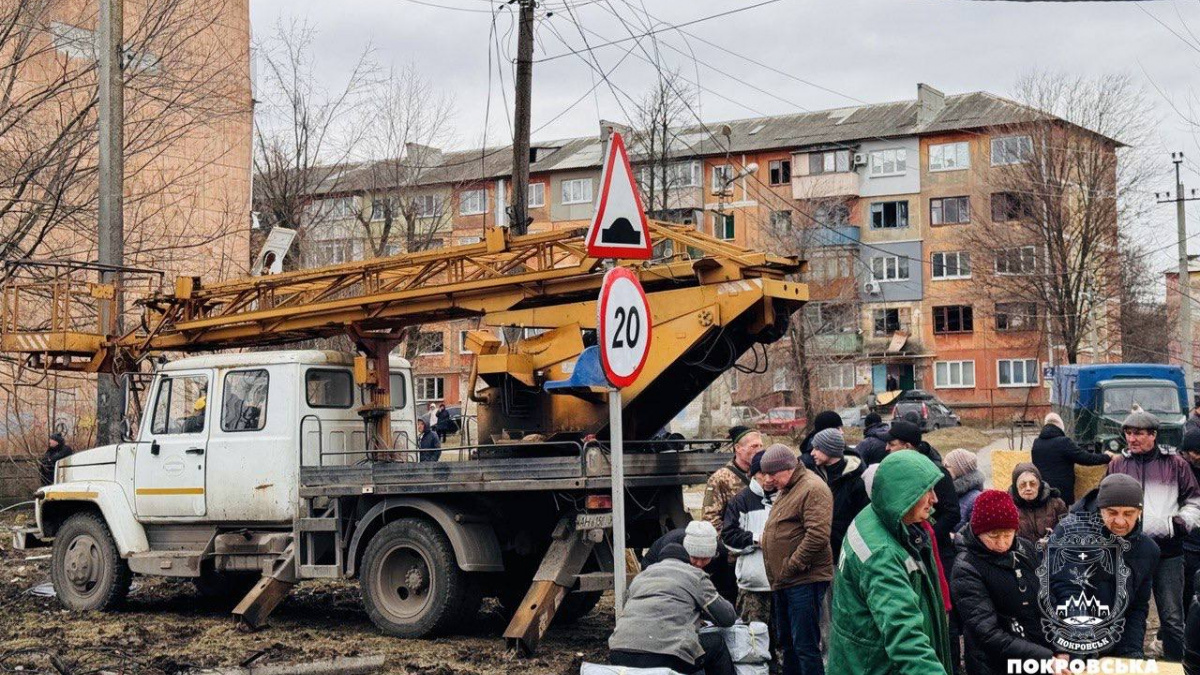 У Покровську і Мирнограді усувають наслідки обстрілів: що вже вдалось зробити