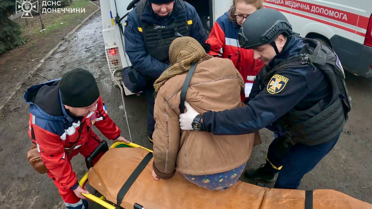 У Покровську співробітники ДСНС врятували поранених жінок - деталі обстрілу