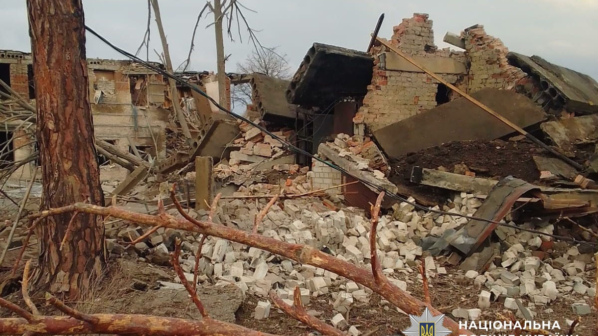 Зруйновані будівлі, загиблий та поранений: у поліції повідомили про ворожі обстріли на Донеччині