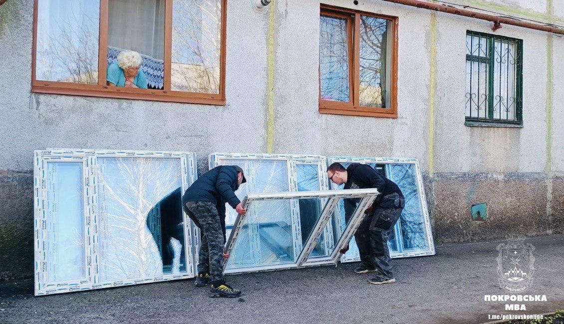 Жителям Покровська встановлюють нові вікна: як проходить відновлення після обстрілів