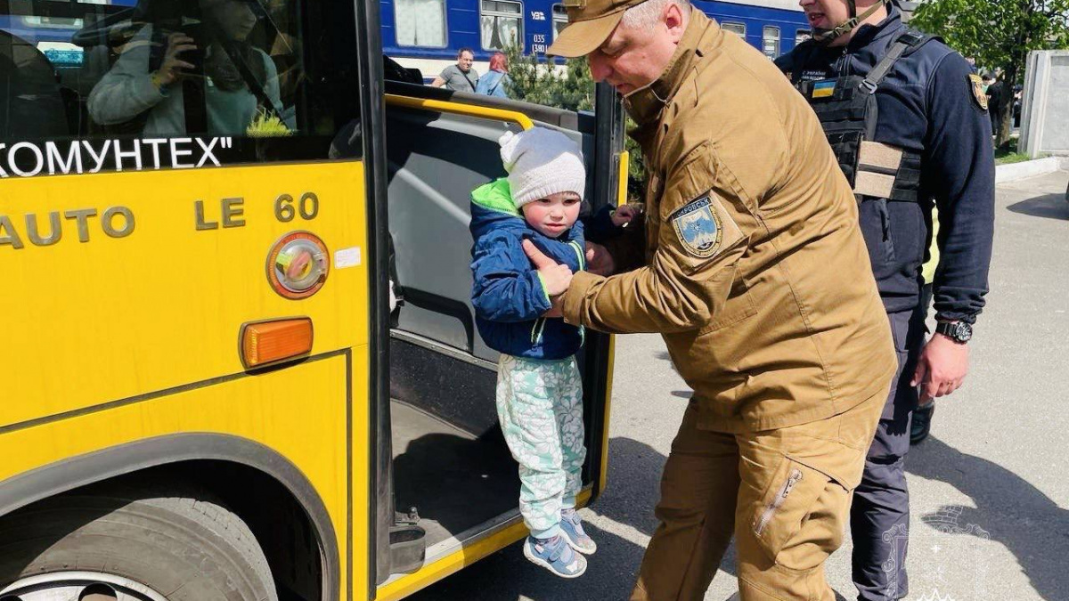 Понад півтисячі дітей залишаються у зонах примусової евакуації у Донецькій області