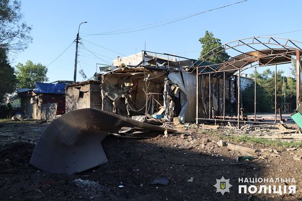 У Мирнограді окупанти скинули бомбу на зупинку з людьми - поліція