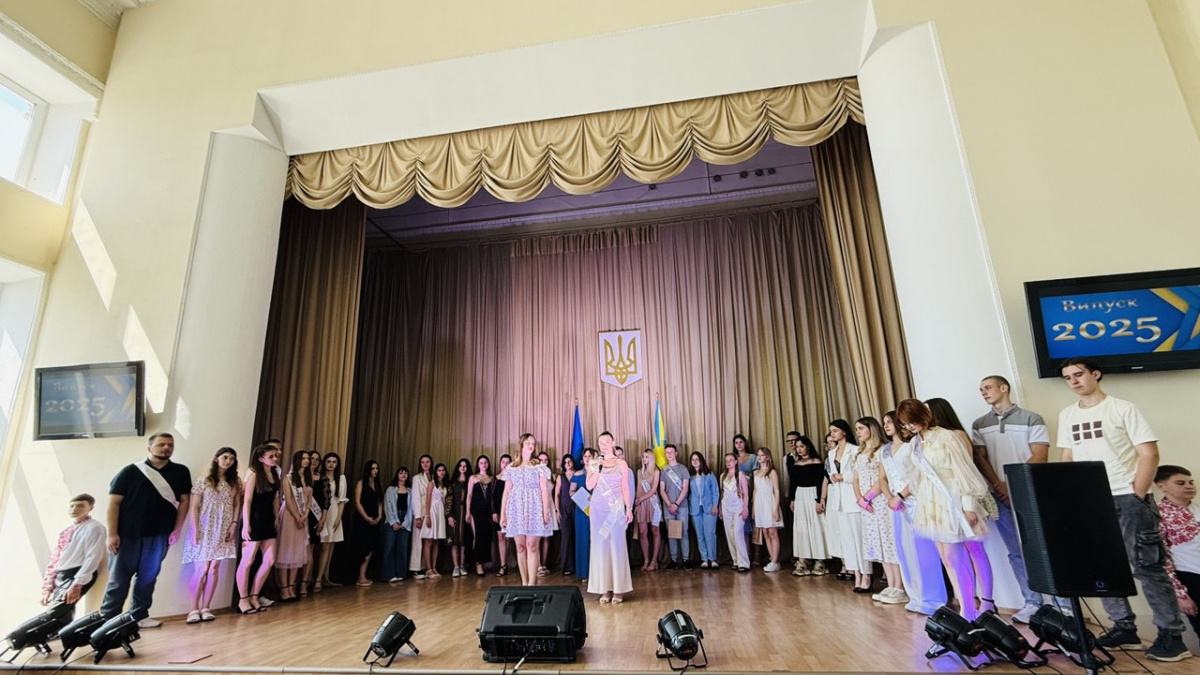 Випускники Покровської громади отримали свідоцтва про закінчення школи: як вітали  (ВІДЕО)