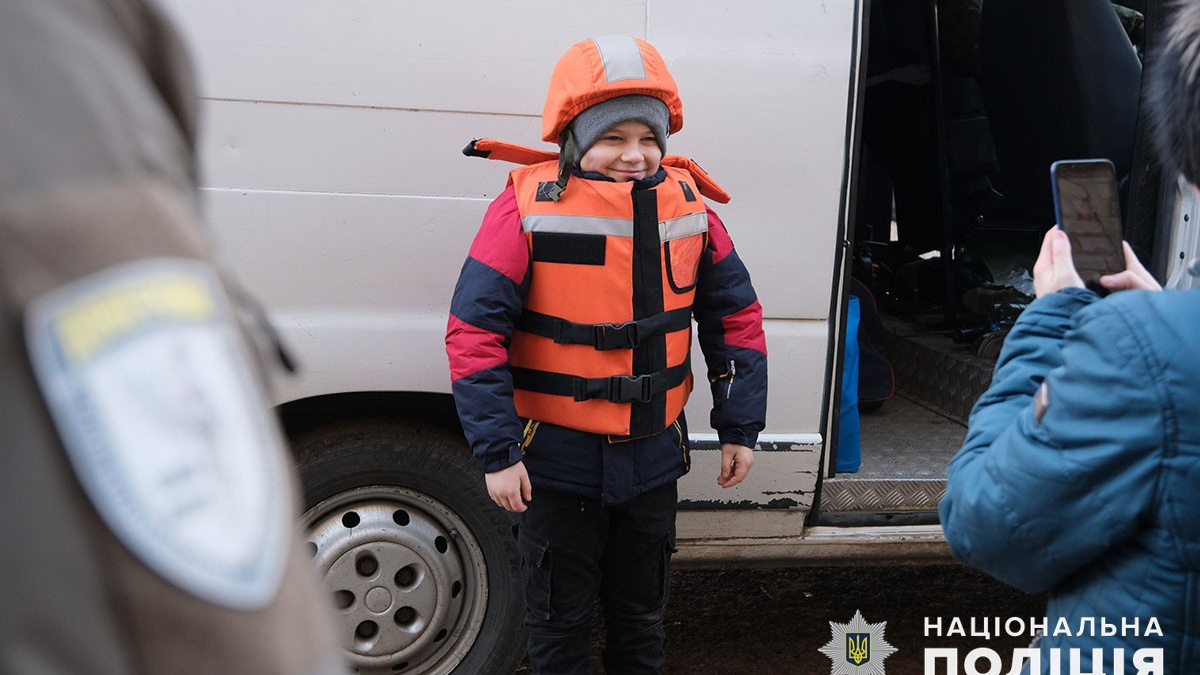 На Донеччині в деяких  громадах триває примусова евакуація родин з дітьми: як виїхати