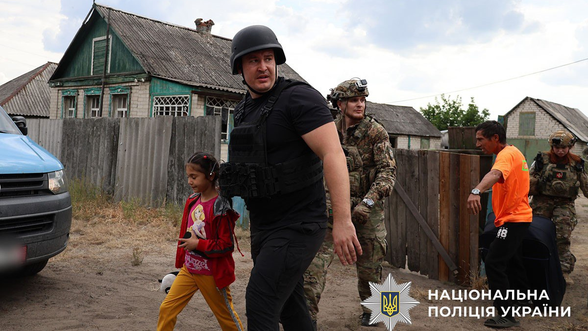 В умовах без зв’язку: як евакуюють людей із Покровська та Мирнограда