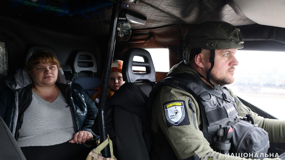 Під звуки вибухів і молитви: як проходить евакуація з прифронтового Покровська