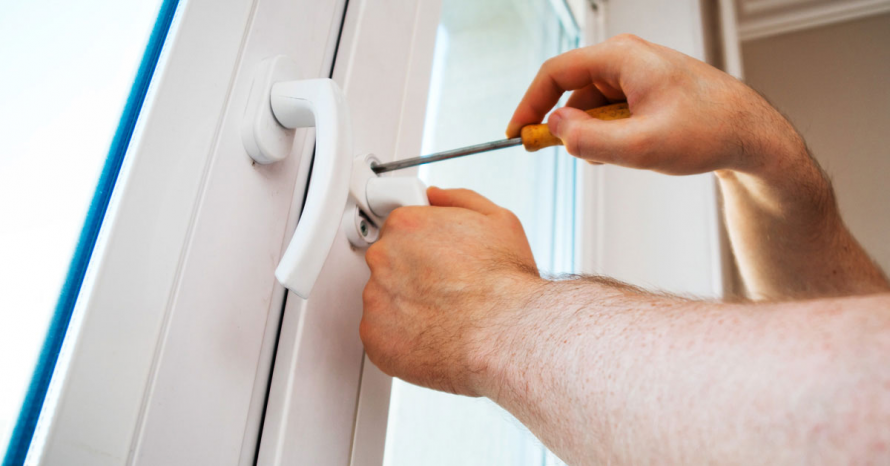 Дме з пластикових вікон після зими: як швидко вирішити проблему без заміни