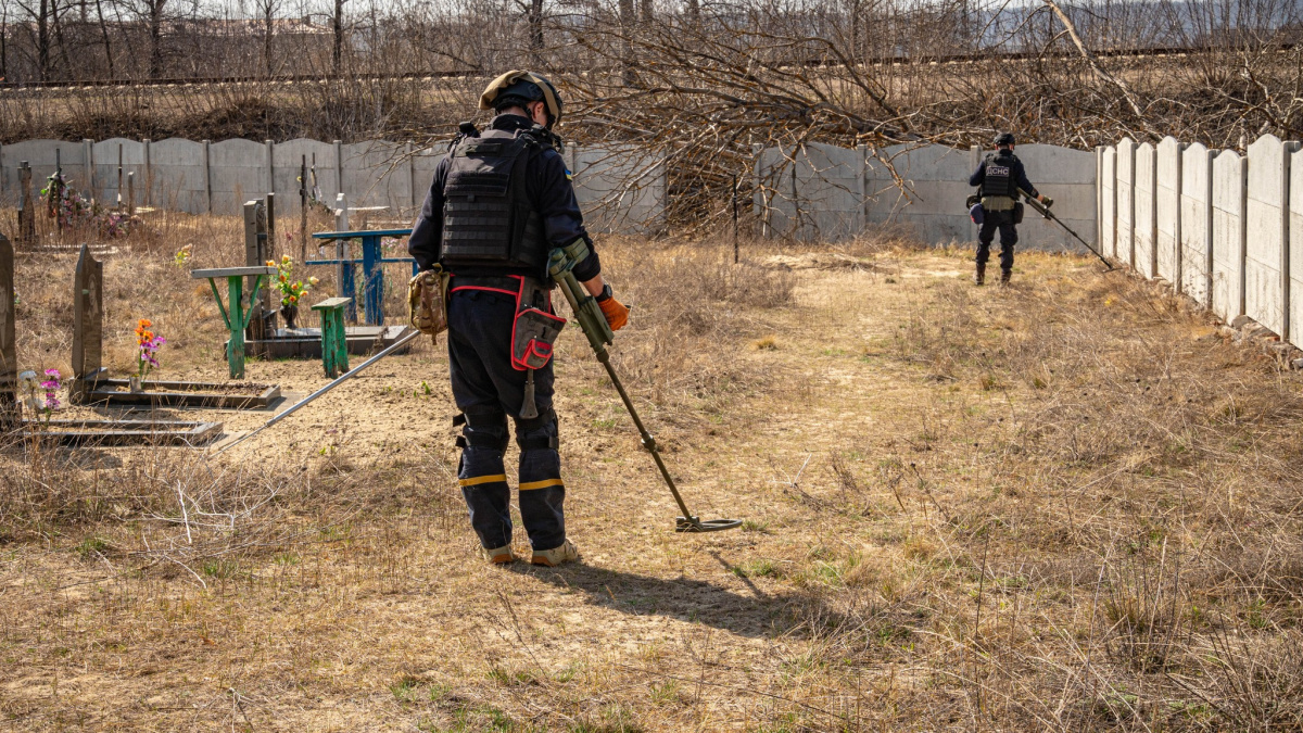 На Донеччині піротехніки обстежують кладовища: як знаходять вибухівку