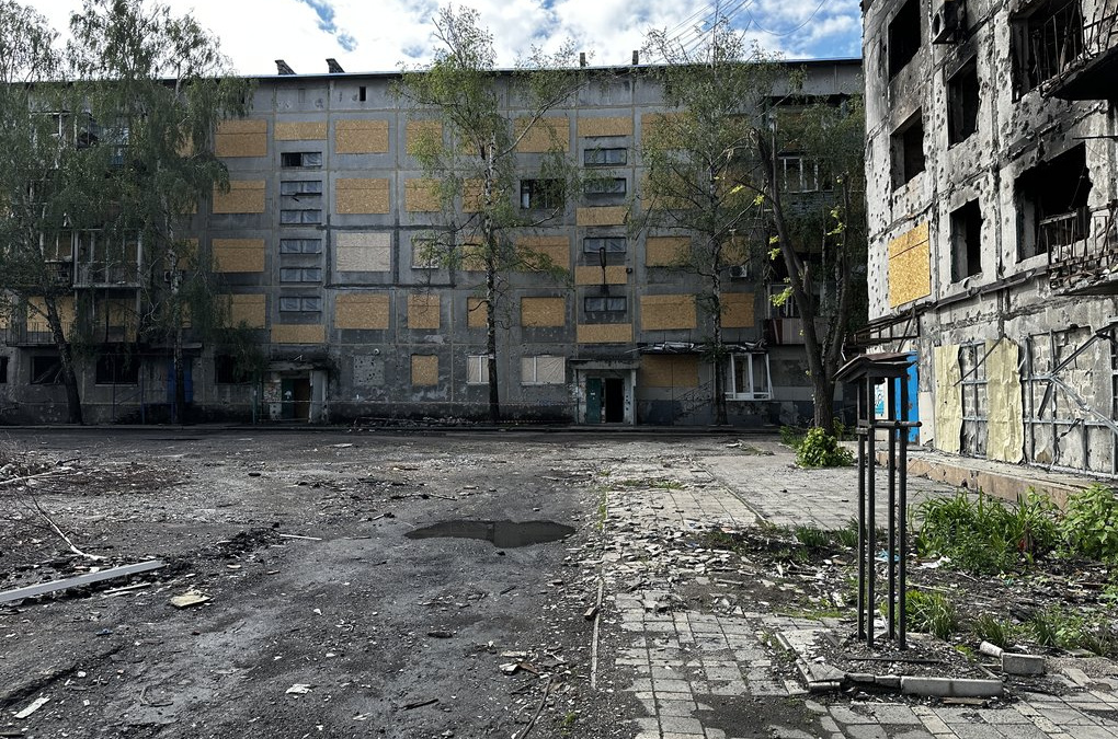 Пошкоджений будинок по вулиці Луганського. Джерело: Суспільне