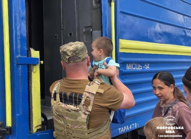 Подалі від війни: жителі Донеччини виїжджають до Волині на евакуаційному потязі