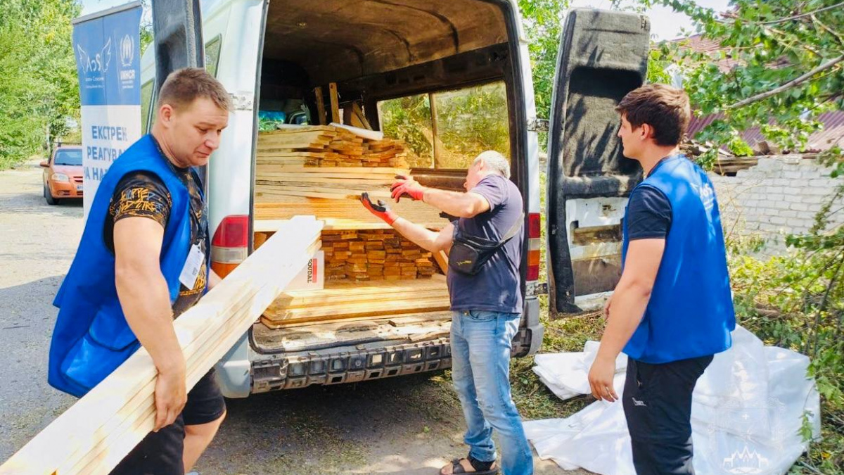 Покровськ після обстрілу - містяни отримують будматеріали