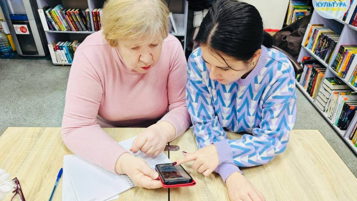 У Покровській бібліотеці літніх людей навчають комп’ютерній грамотності: як проходять заняття