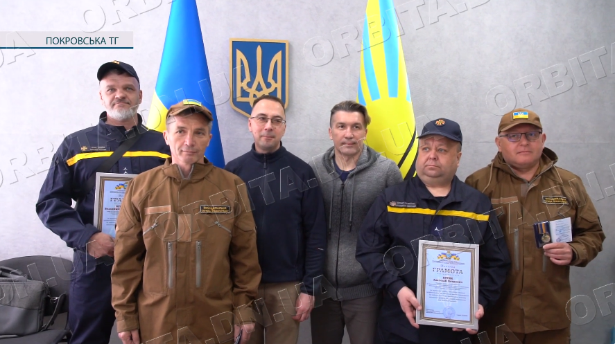 Покровські вогнеборці отримали нагороди до професійного свята за службу в умовах війни