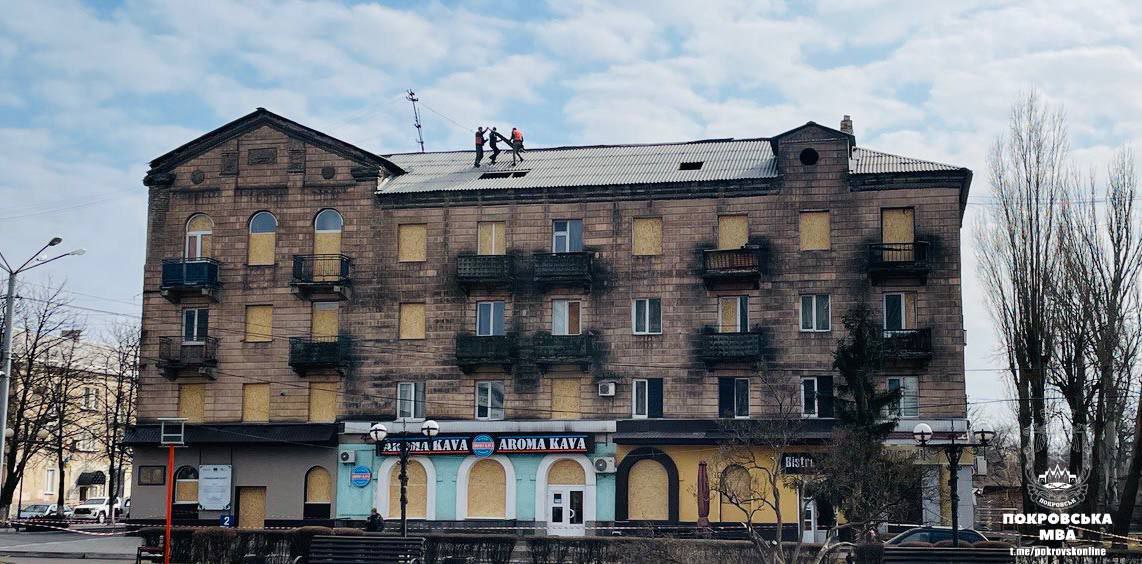 В центрі Покровська відремонтували дахи після обстрілів: що планують далі