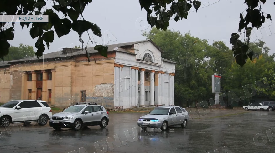 Жителі Родинського не бажають залишати місто, але змушені евакуюватися: реалії місцевого життя