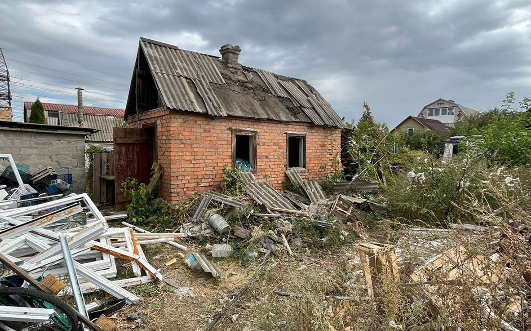 Троє загиблих, дев'ять поранених: поліція зафіксувала 1900 ударів РФ по Донеччині за добу
